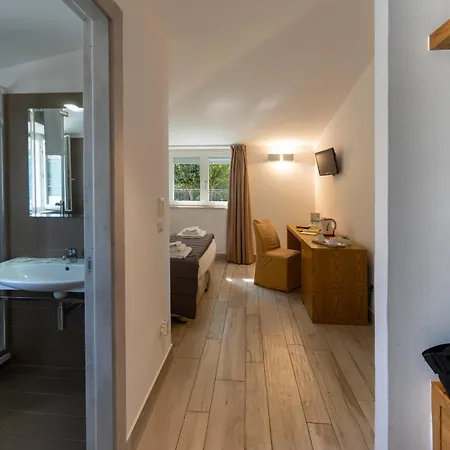 Relais Manfredi 3* كاستيلاّماري دي ستا